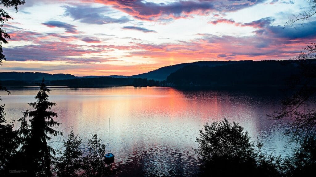Lagos cerca de Munich Simssee Lake
