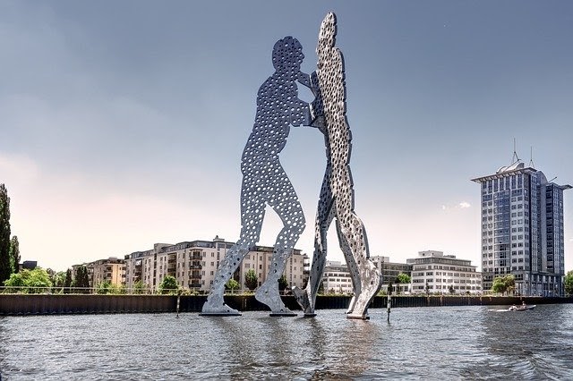 Estatua the Molecular Man en Friedrichshain
