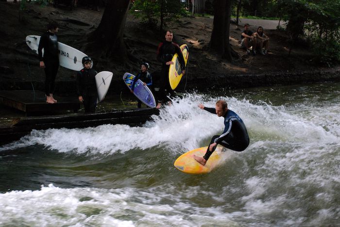 Haciendo Surf en el Jardín Inglés de Múnich.