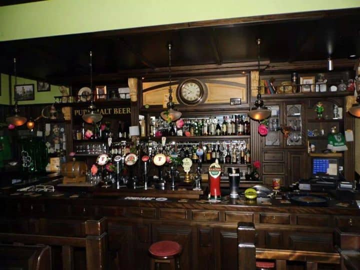Disfruta de una copa en el Black Roses Bar