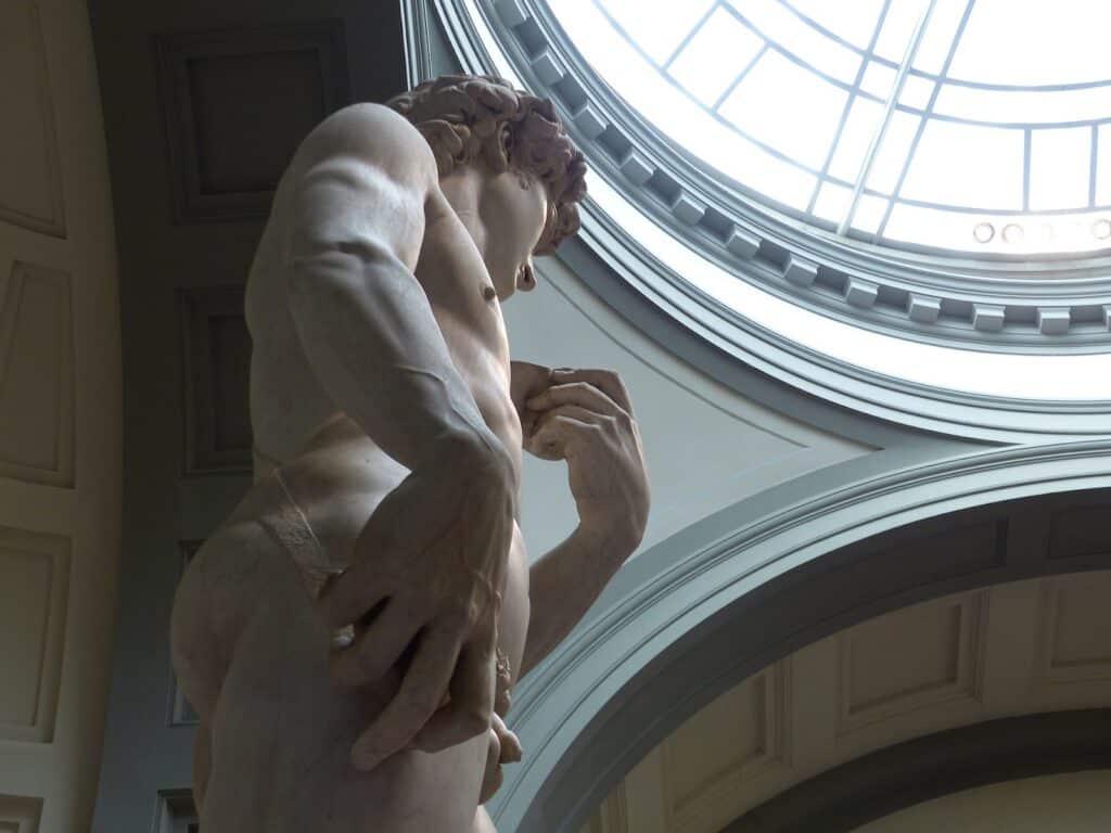 Miguel Ángel optó por romper con la tradición de David, creando la estatua sin la cabeza de Goliat 