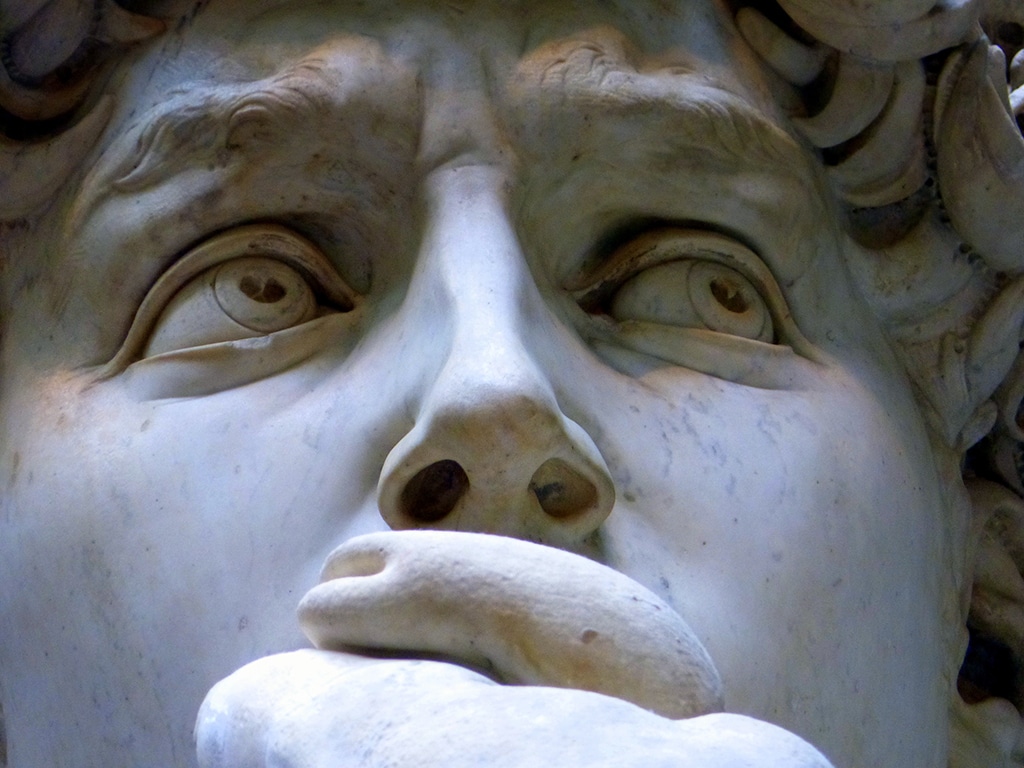 La estatua de David está ligeramente bizca, tal vez intencionalmente 