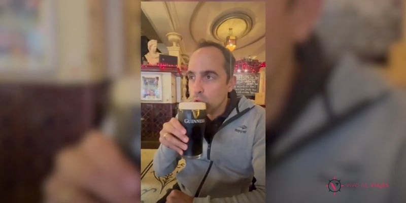 Matias bebiendo una Guinnes