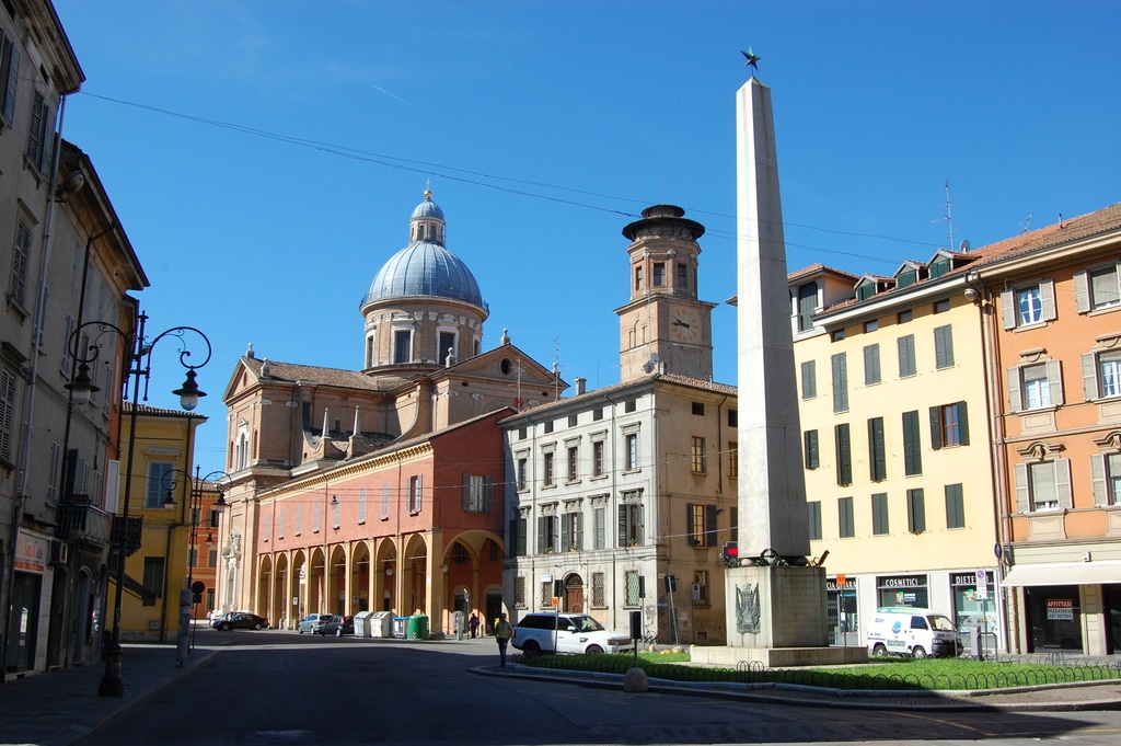 5. Di una oración en el Tempio della Beata Vergine della Ghiara- Que ver en Reggio Emilia