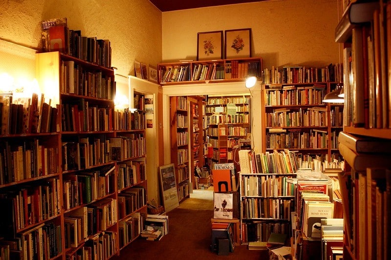 7. Lee y compra algunos libros en la Libreria All'Arco- Que ver en Reggio Emilia