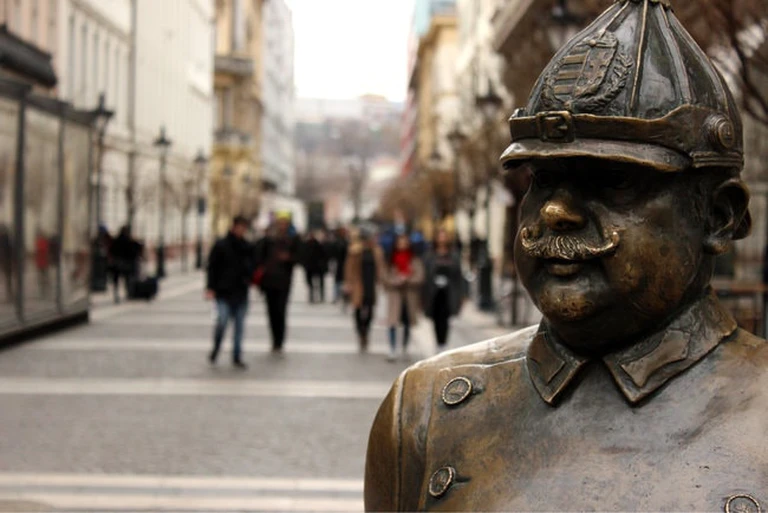Policía gordo- Estatuas de Budapest